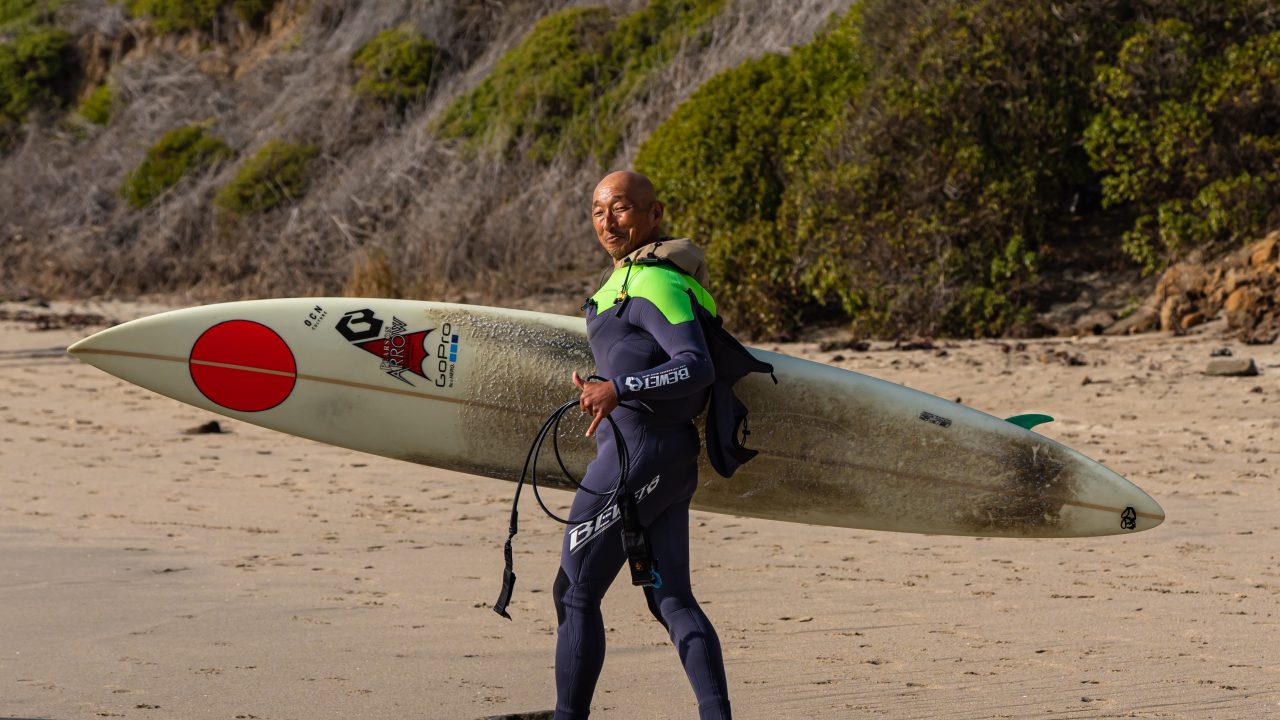 65歳の現役プロサーファー南秀史郎。カリフォルニアのビッグウェーブに