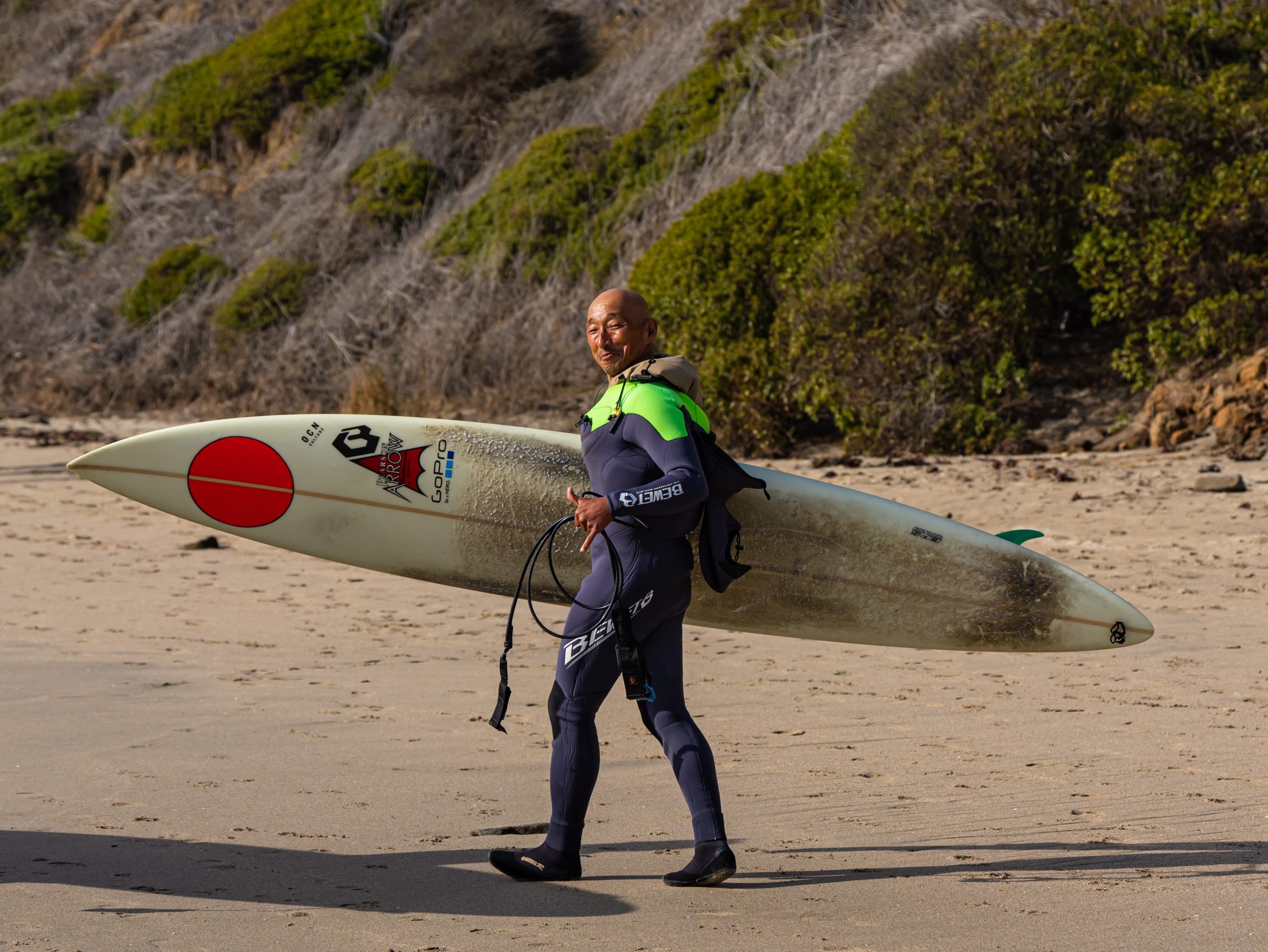 65歳の現役プロサーファー南秀史郎。カリフォルニアのビッグ